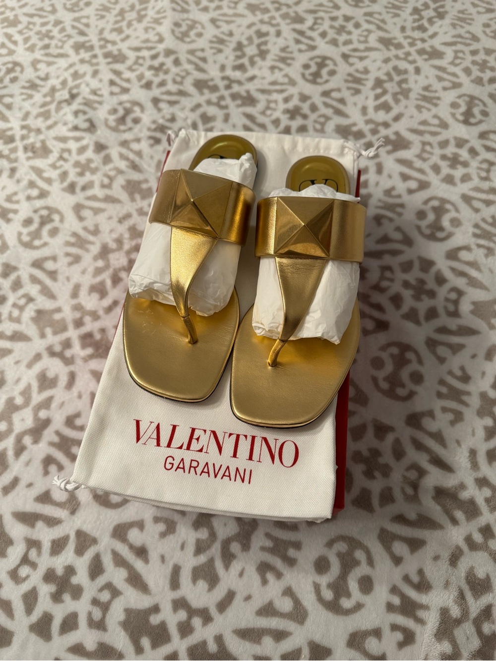 Valentino Garavani Gold Pyramid Stud Thong Sandals 39
